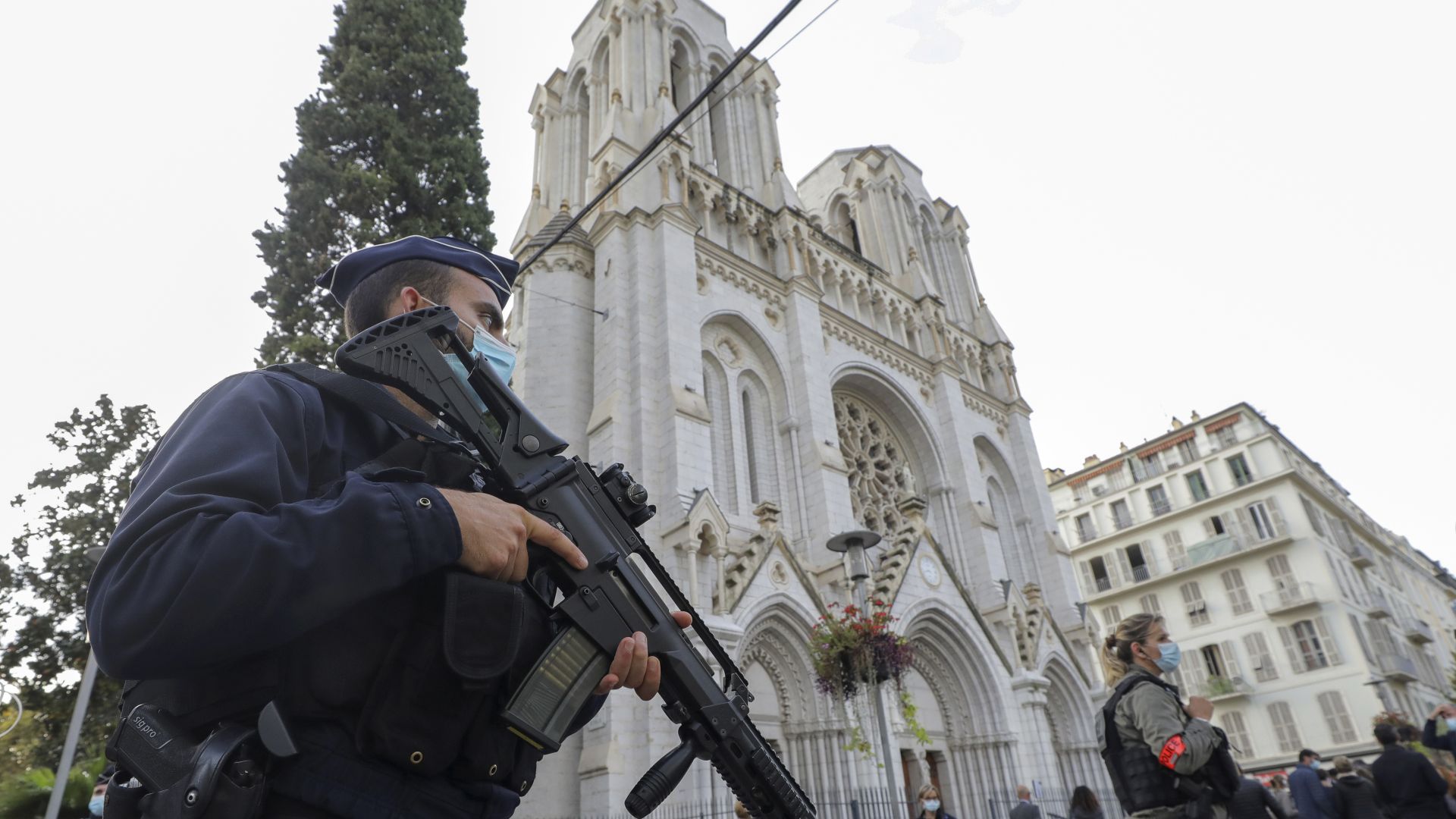 Франция разполага военни части на ключови места след атаката в Ница (снимки и видео)