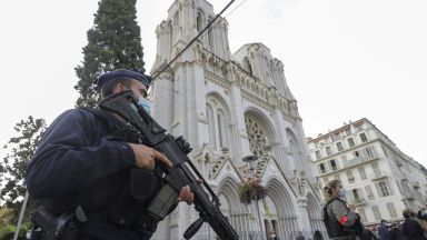 Православен свещеник е бил прострелян днес в църква във френския