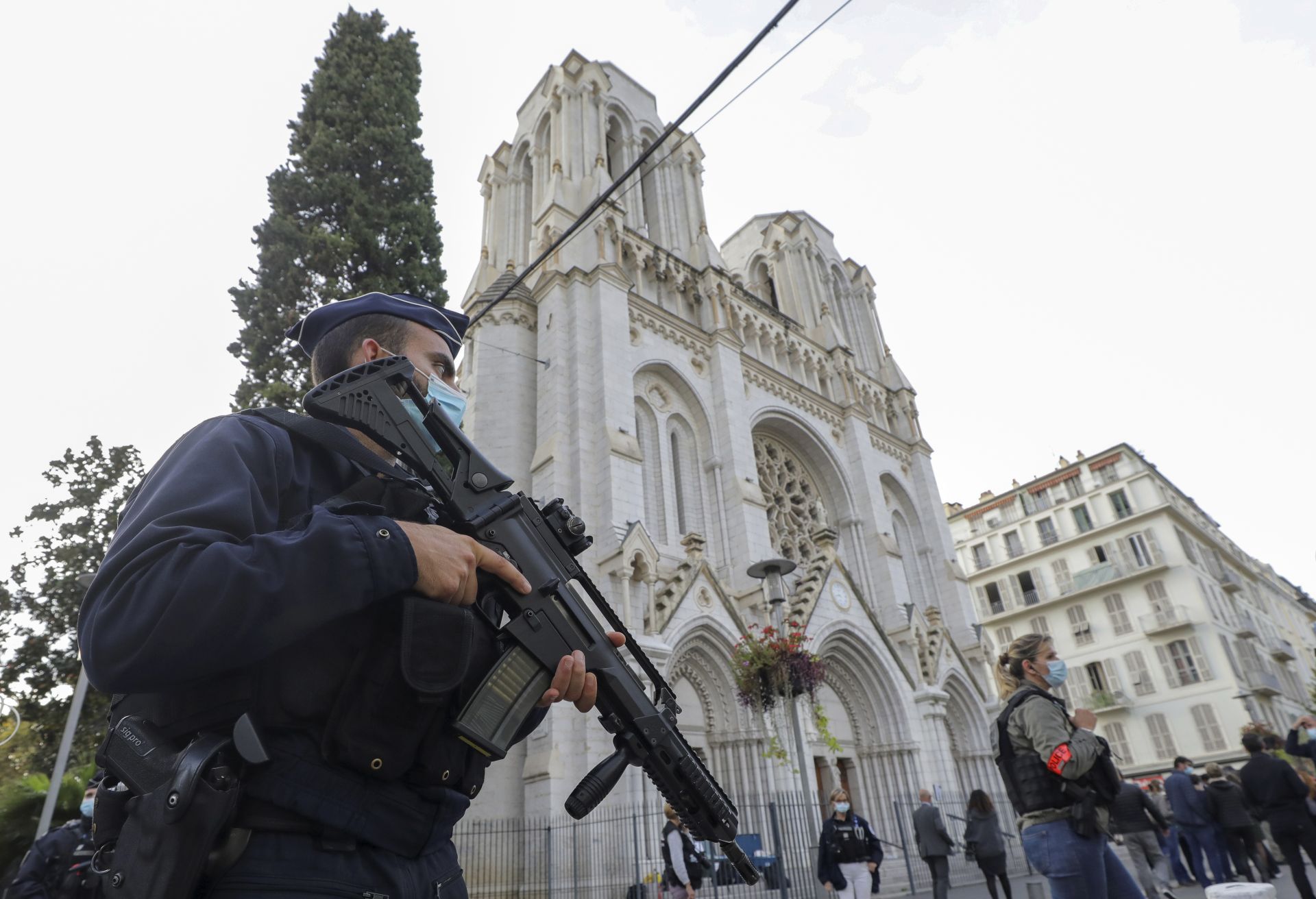 Полицаи са разположени на ключови места във френските градове след атаката в Ница, при която млад тунизиец уби в църква трима души