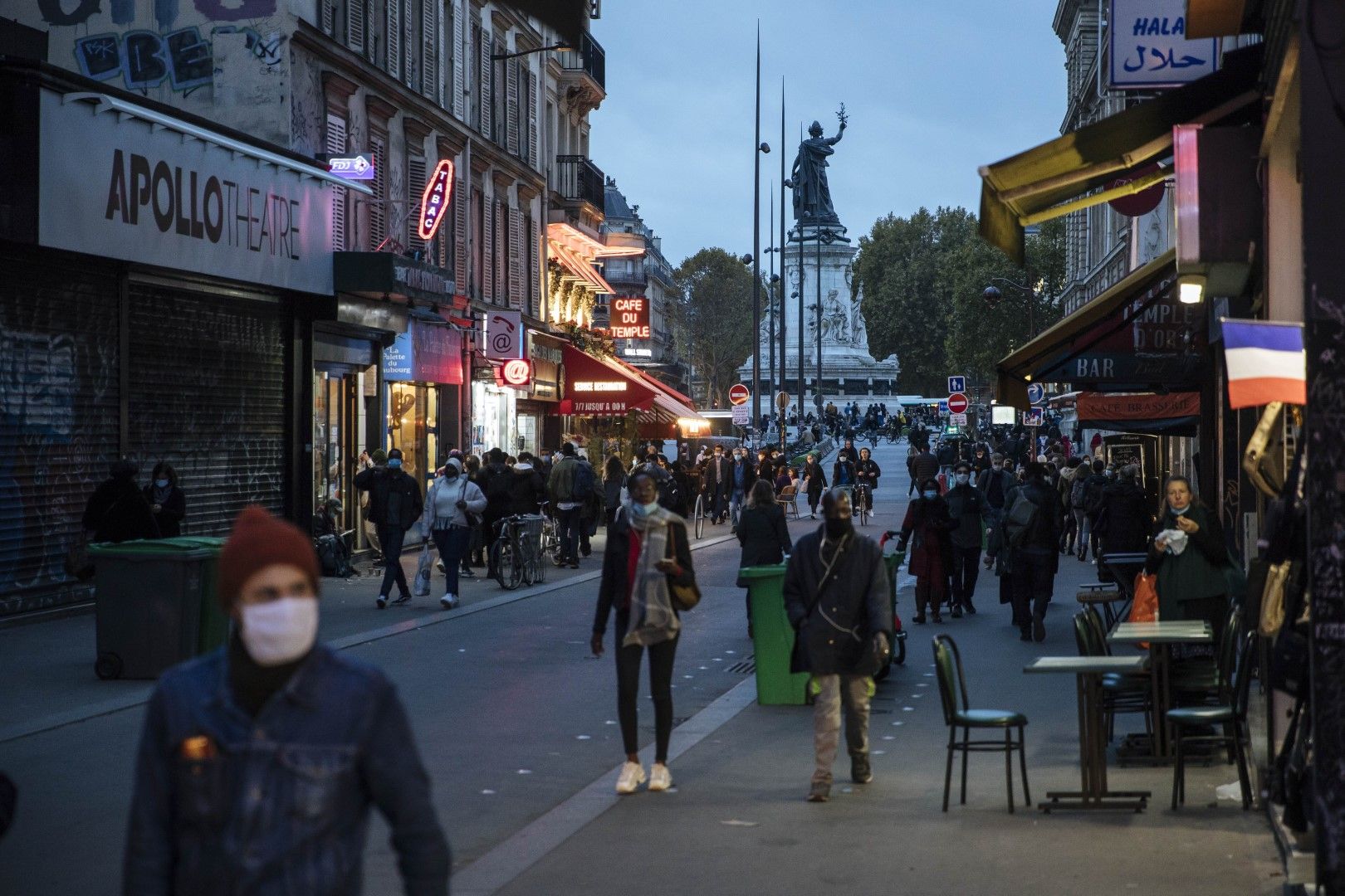 Парижките улици ден преди втората национална карантина във Франция