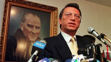 Бившият турски премиер Месут Йълмаз е починал днес в болница