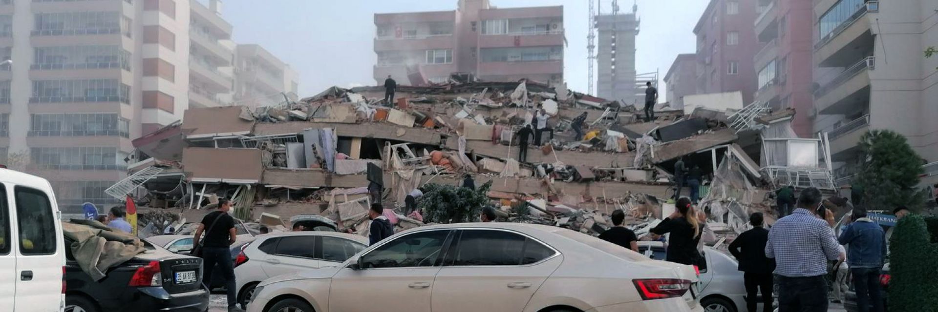 Мощен трус от 6,9 в Егейско море. Цунами и големи разрушения в Турция (видео/снимки)