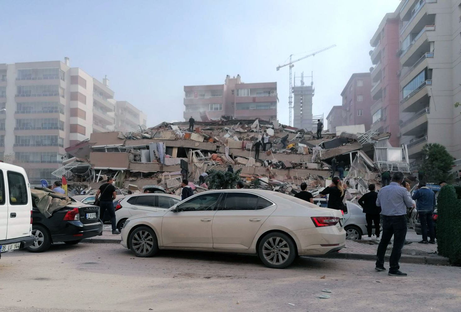 Разрушени сгради в Измир след труса