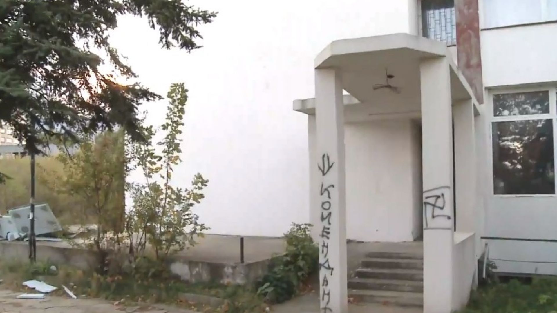 Вятър събори за втори път изолацията на бл. 9 в Студентски град (видео)