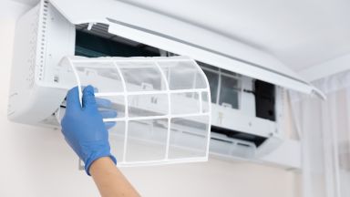 Предпазните маски и спазването на дистанция са важни но технологиите