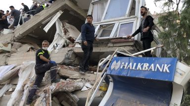 Дванайсет души са загинали а 438 са ранени след земетресението
