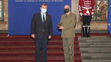 Министърът на отбраната Красимир Каракачанов награди началника на Военномедицинска академия