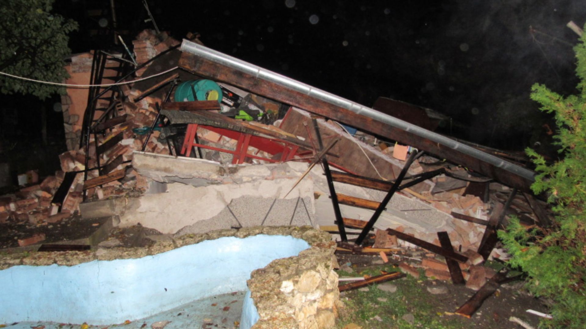 Взрив разруши 3-етажна къща в Русе, собственикът оцеля по чудо