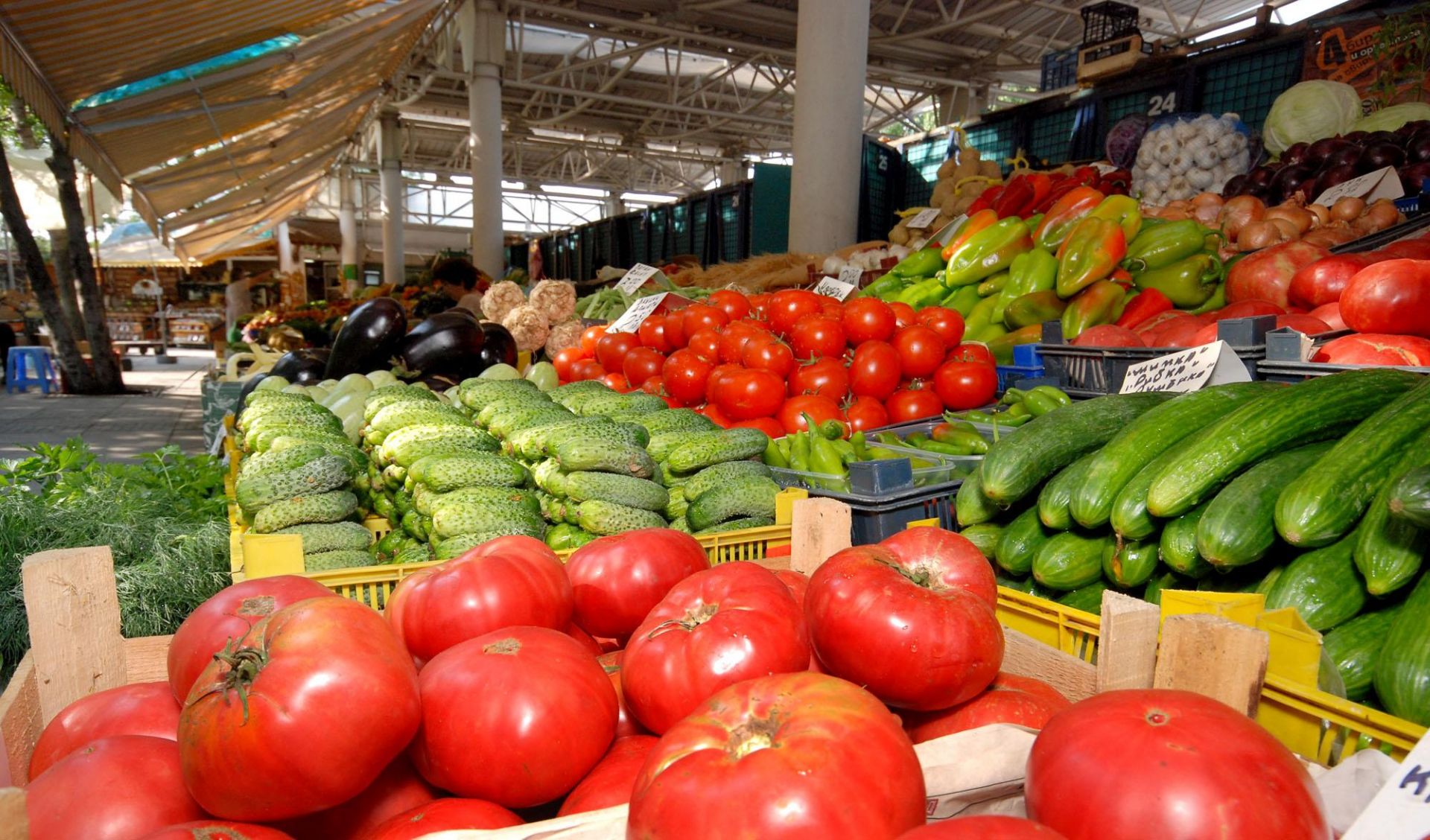 От зеленчуците най-много са поскъпнали оранжерийните краставици и домати