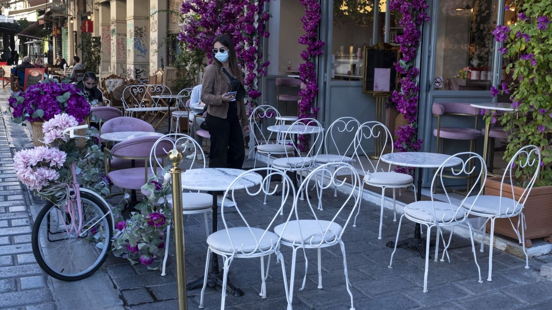 Гърция затваря повечето барове и ресторанти