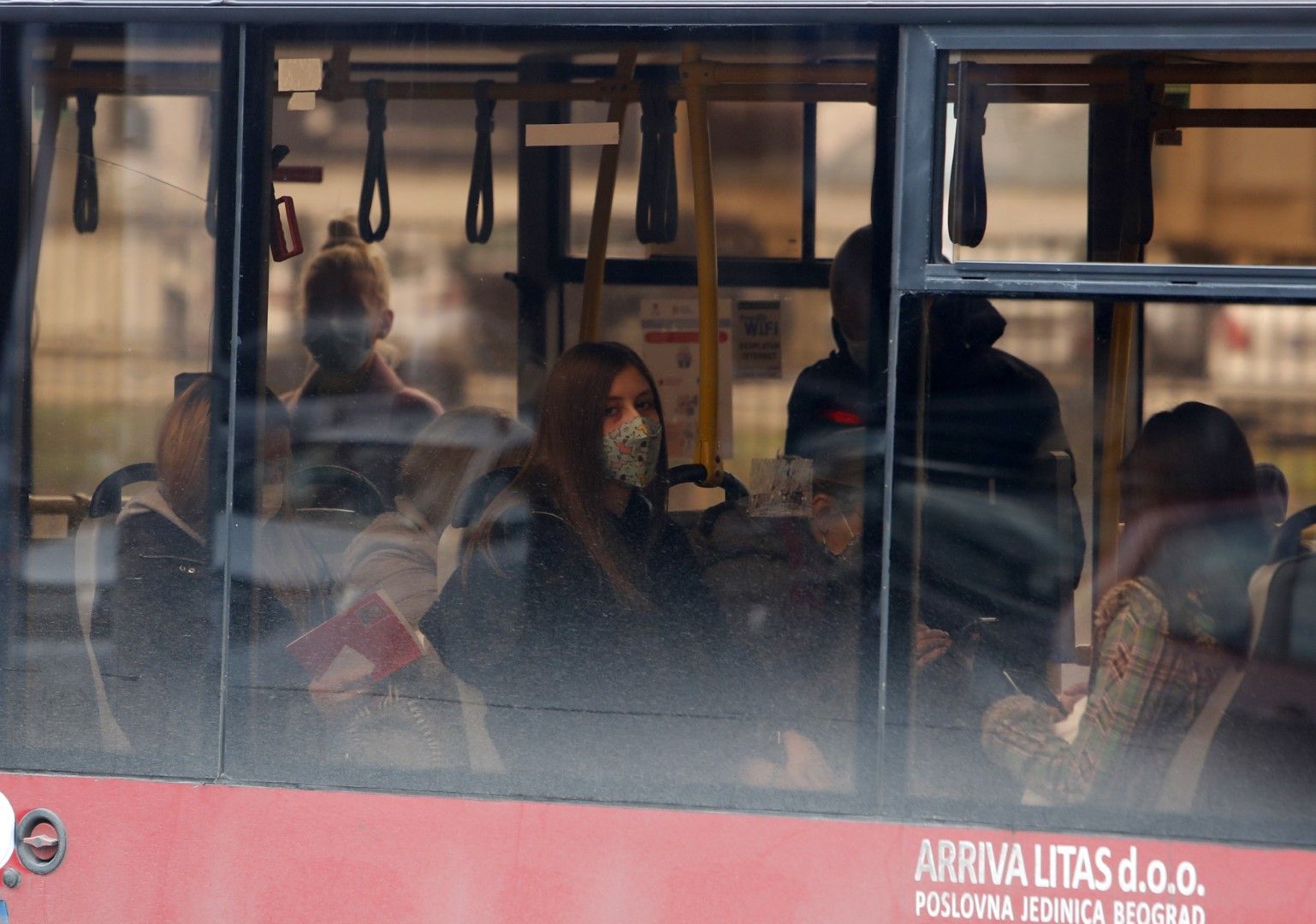 С маски в градския транспорт в Белград. От 10 ноември гражданите на трите страни от Балканския мини Шенген ще могат да преминават границите без представяне PCR тест