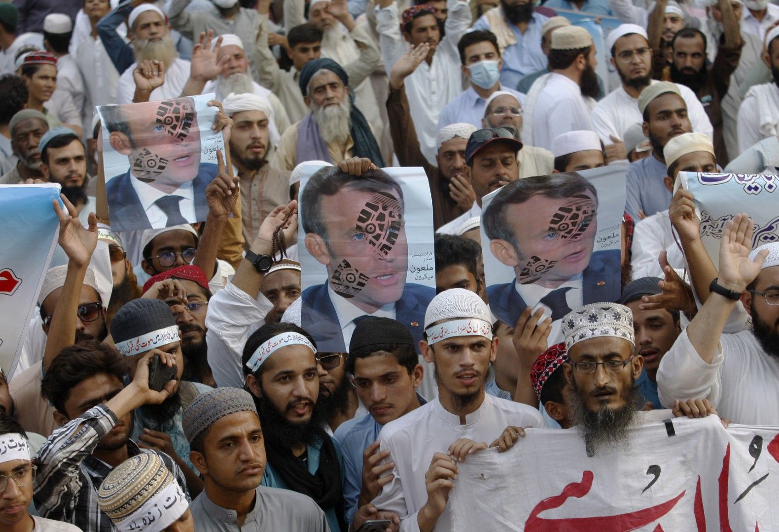Протест в Карачи, Пакистан, на който е издигнат плакат със стъпкано лице на Еманюел Макрон