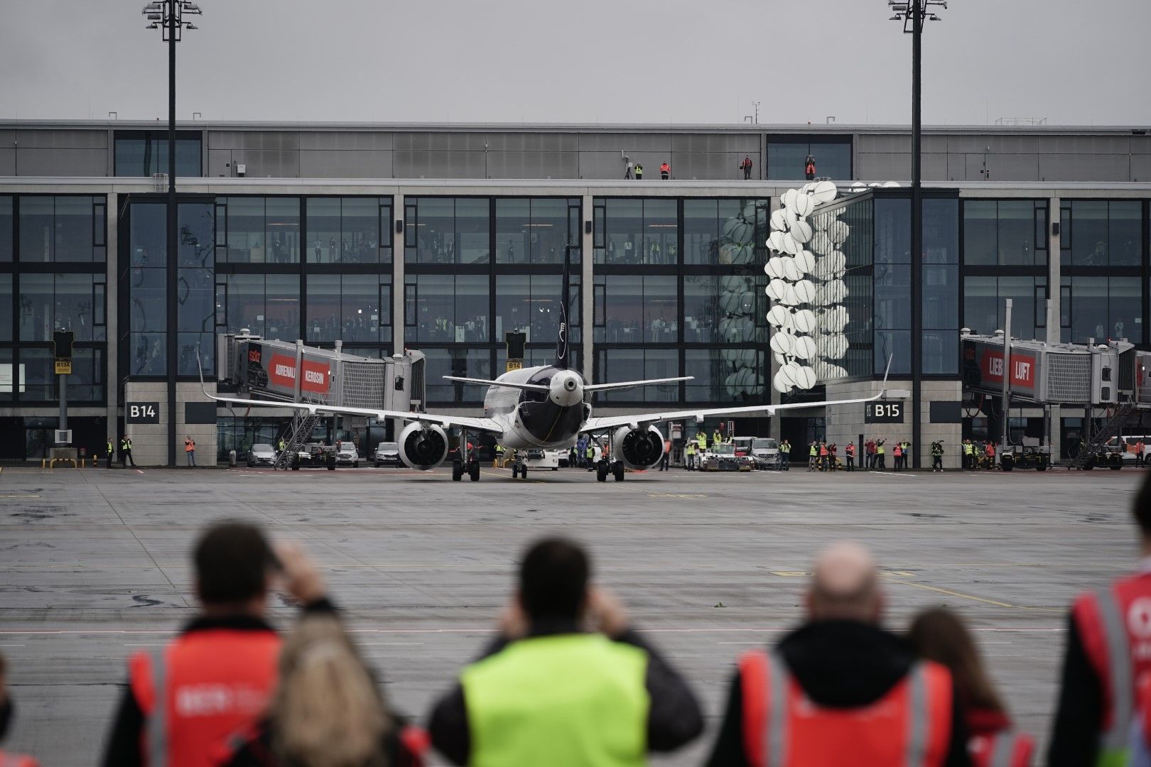 Служителите на летището проследяват кацането на първите самолети