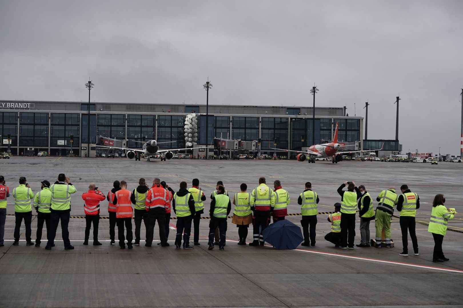 Служителите на новото летище проследяват кацането на първите самолети