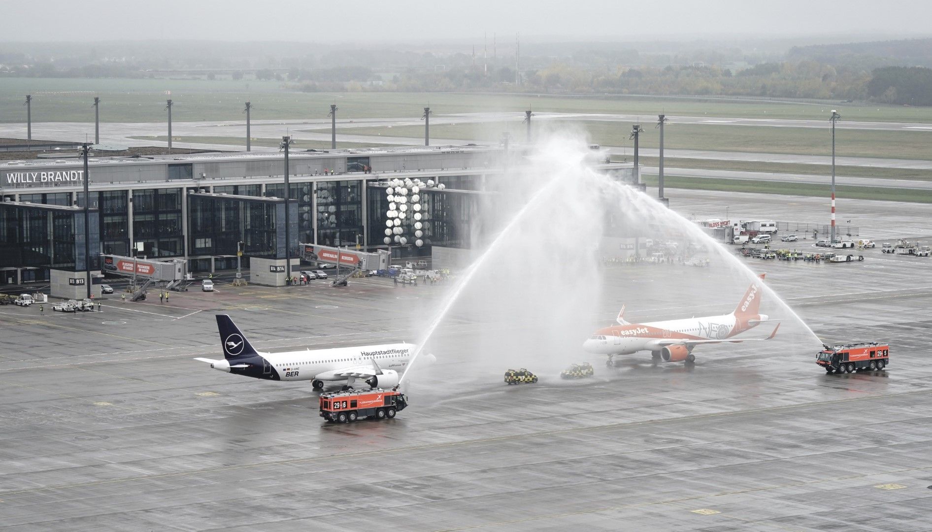 Самолети на авиокомпаниите Lufthansa и Easyjet обливани с вода от противопожарните служби на летището пред Терминал 1, за да отпразнуват откриването на новото летище