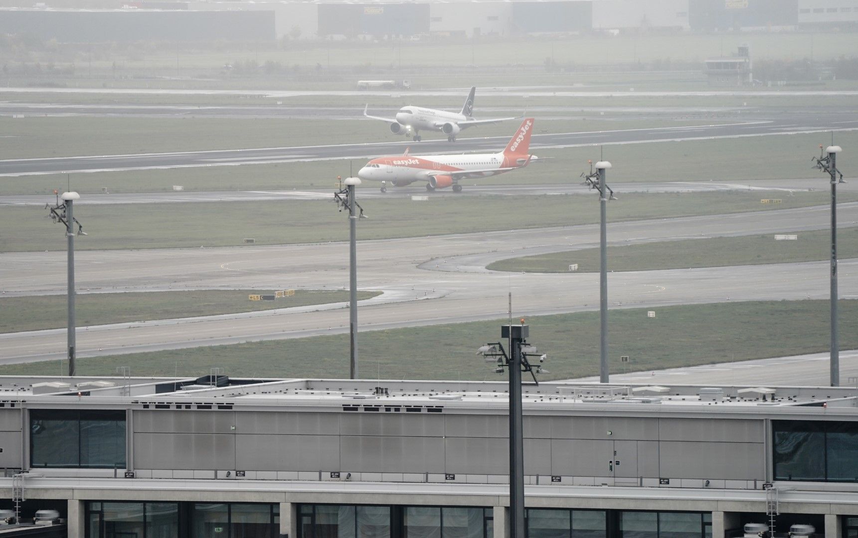 Пътуващите с въздушен транспорт към Германия задължително да представят негативен тест преди качване в самолета