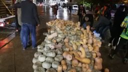 Протестът: Стовариха тикви на жълтите павета