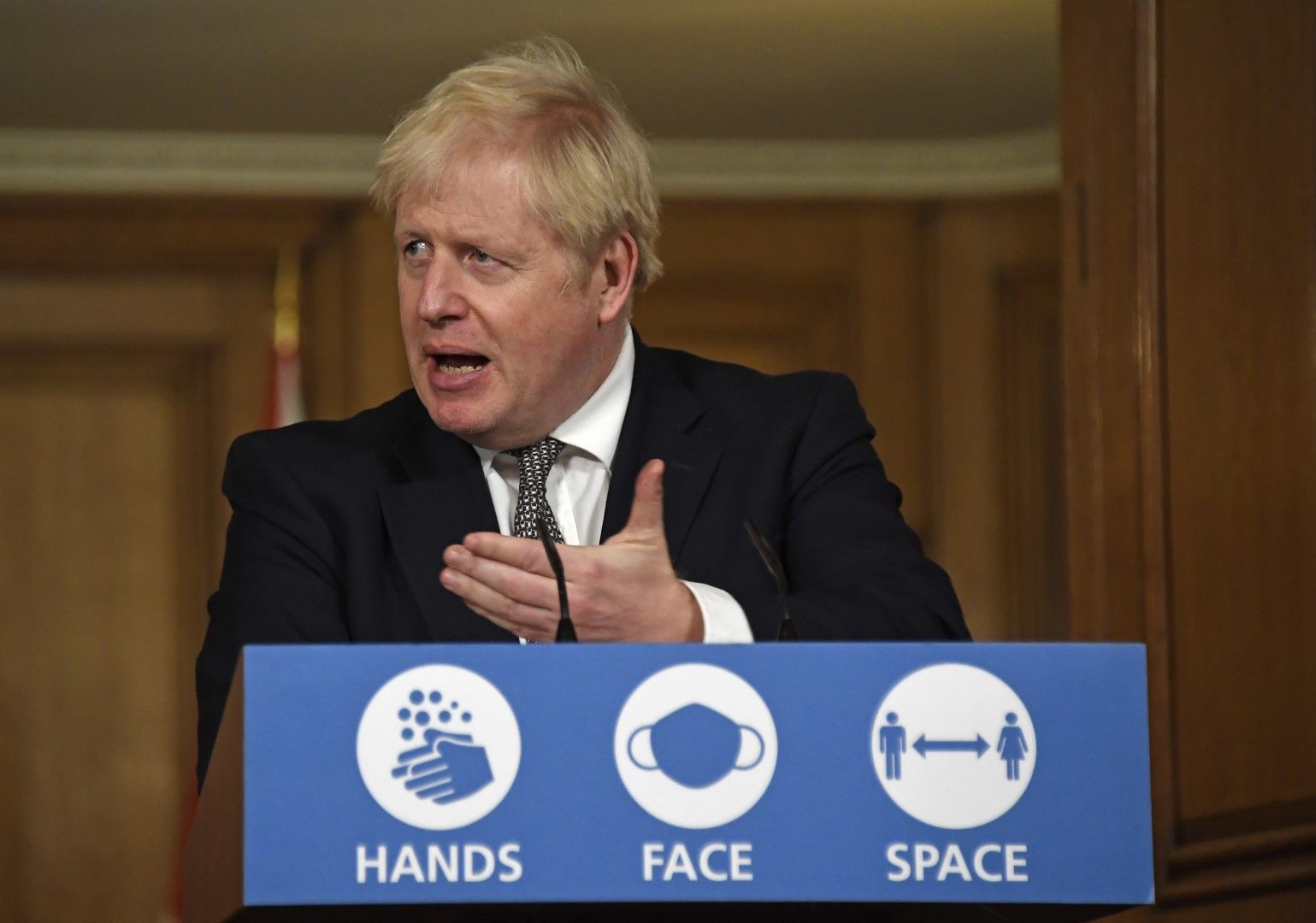 Борис Джонсън обявява новите ограничения във Великобритания 