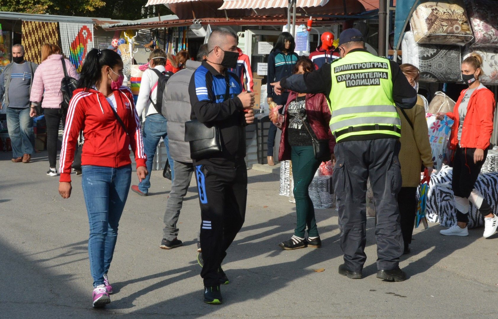 На публични места мерките общо взето се спазват, както показва снимката от пазара в Димитровград, направена миналата неделя, 25 октомври