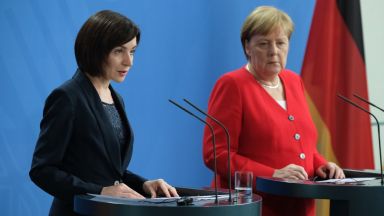 Молдовците започнаха гласуването на ключови президентски избори следени зорко от