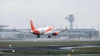 Първи пътнически самолет излетя от новото берлинско летище