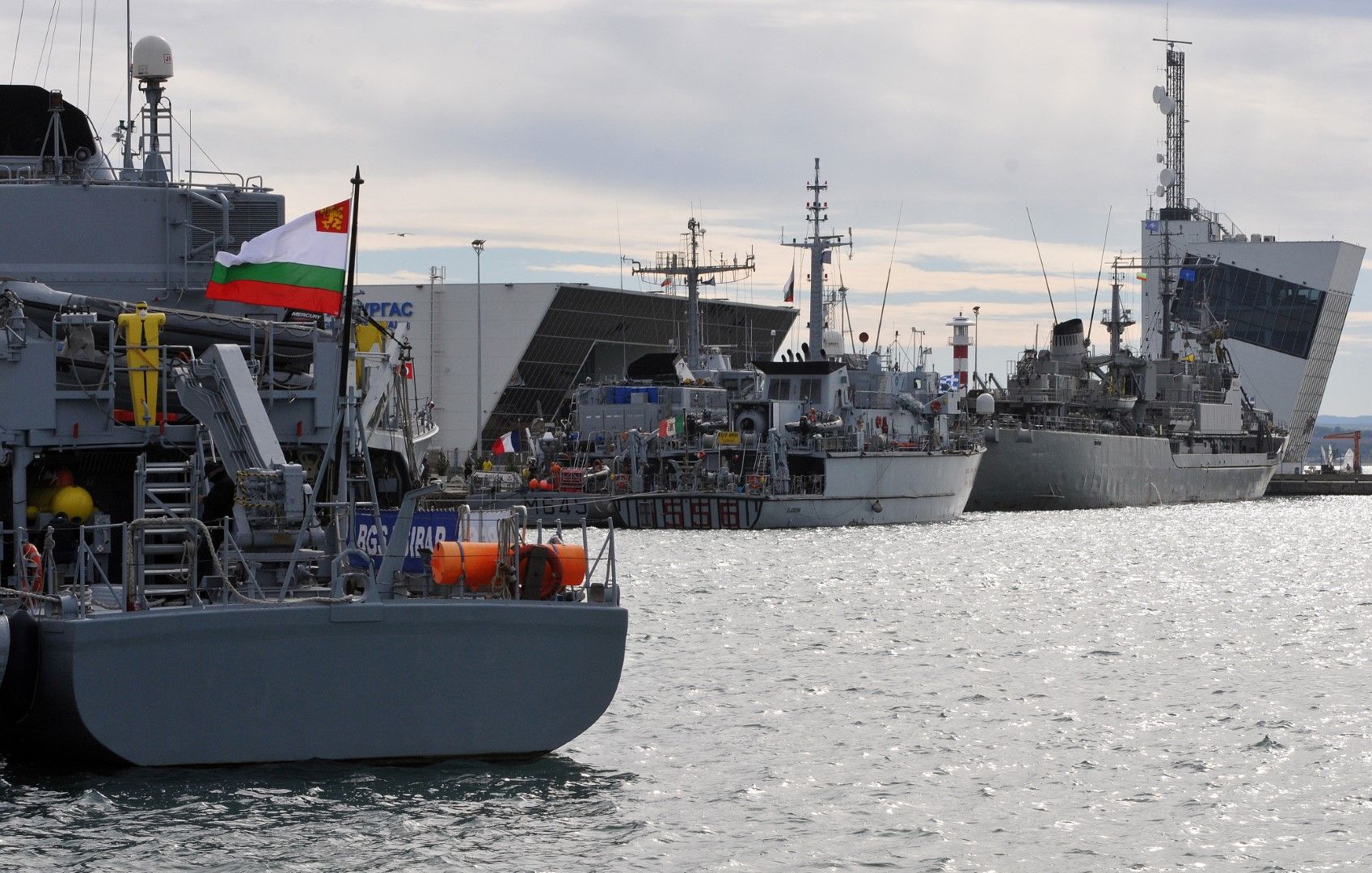 От 30 октомври до 6 ноември се провежда българо-румънското противоминно учение „Посейдон”. Участват кораби от ВМС на България, Румъния, Гърция, Турция, Италия, Испания и Франция