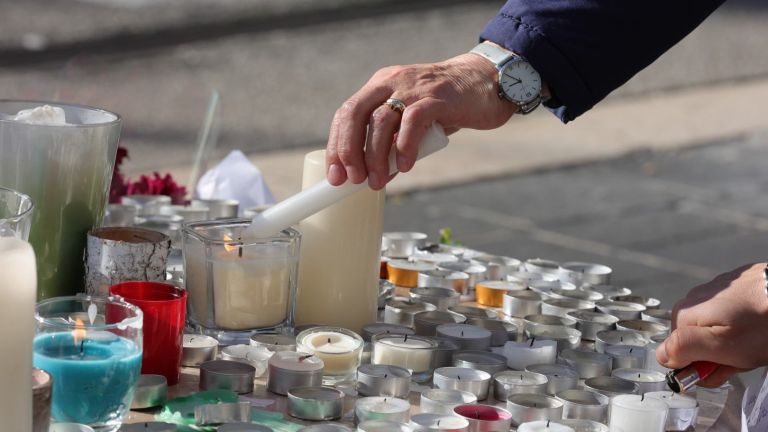 Френската полиция е арестувала още двама души, след като трима