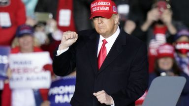 Президентът на САЩ Доналд Тръмп и съперникът му от демократите