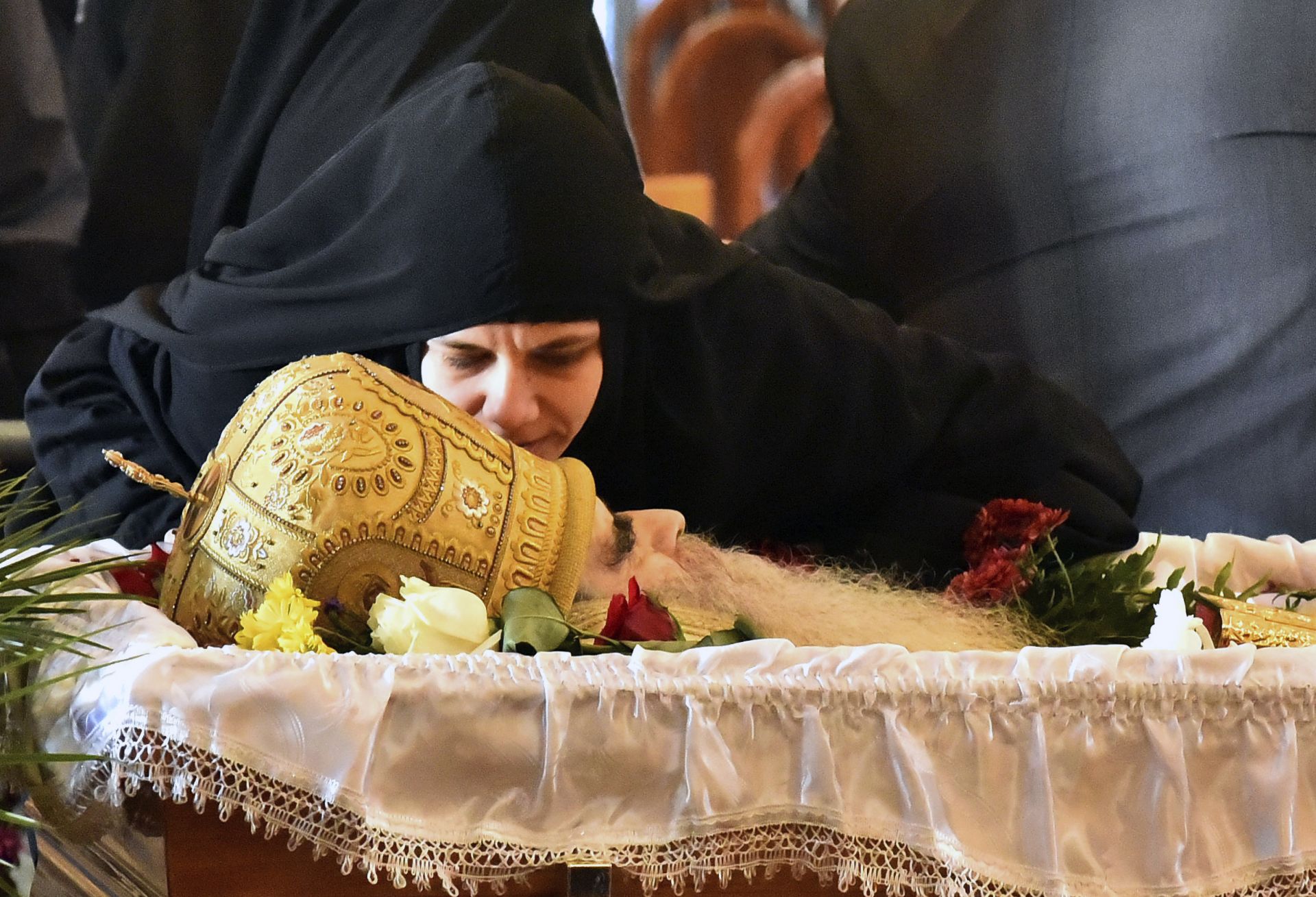 Монахиня целува починалия от коронавирус митрополит