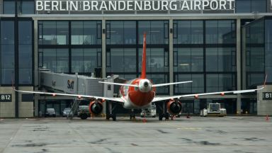 Летището в Берлин временно отмени всички излитащи полети заради тежки метеорологични условия