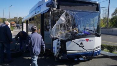 Двама души пострадаха след като тролейбус T1 помете два стълба