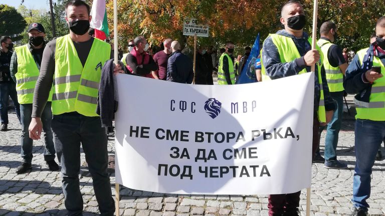 След провалени преговори за по-високи заплати - полицаите излизат на