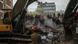 Първи арести за рухналите сгради след опустошителния трус в Измир