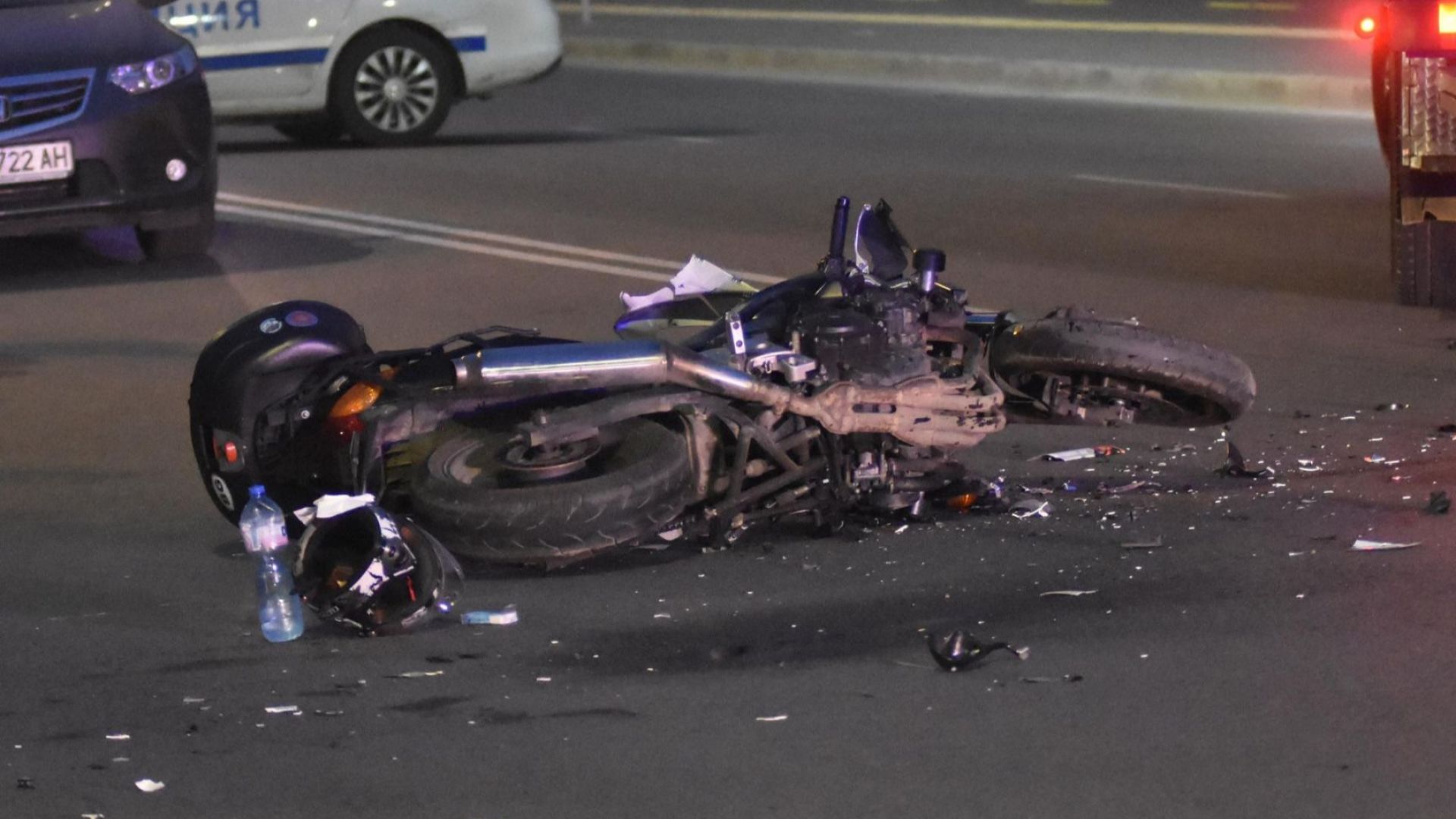 Тежка катастрофа между камион и мотоциклетист в София (снимки)