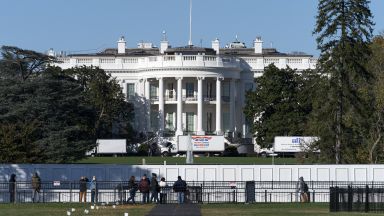 Президентските избори в САЩ продължават при почти пълен паритет на