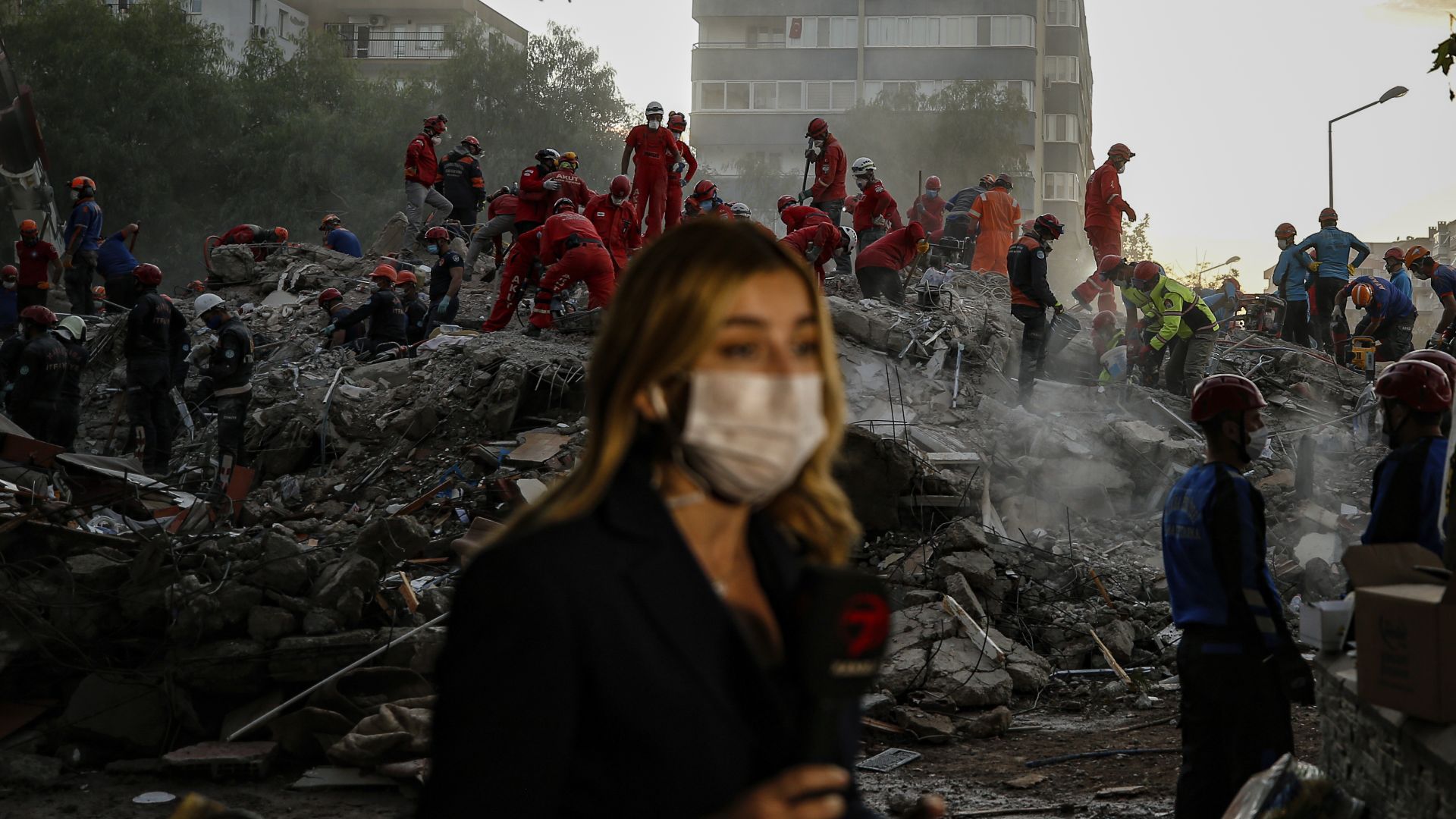 Жертвите на земетресението в Турция нараснаха до 98