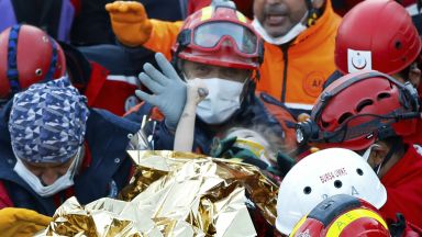 Четиригодишно дете е било извадено живо от спасителите в Измир