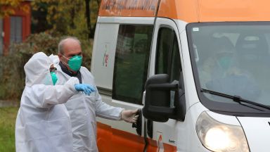 Две млади жени едната на 21 а другата на