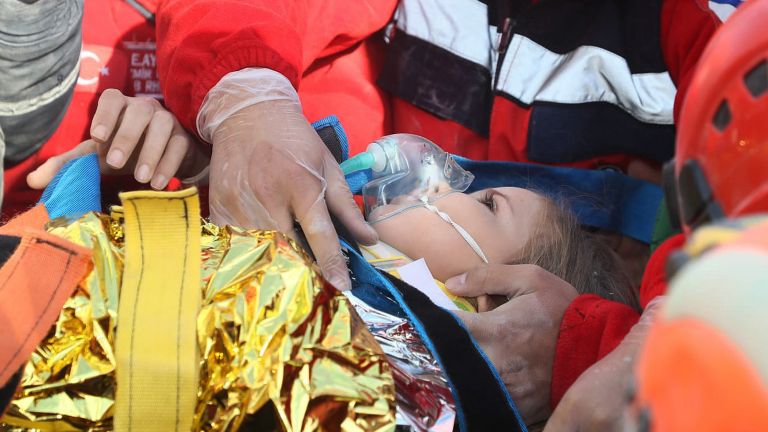 Тригодишно дете бе извадено живо от спасителите в Измир изпод