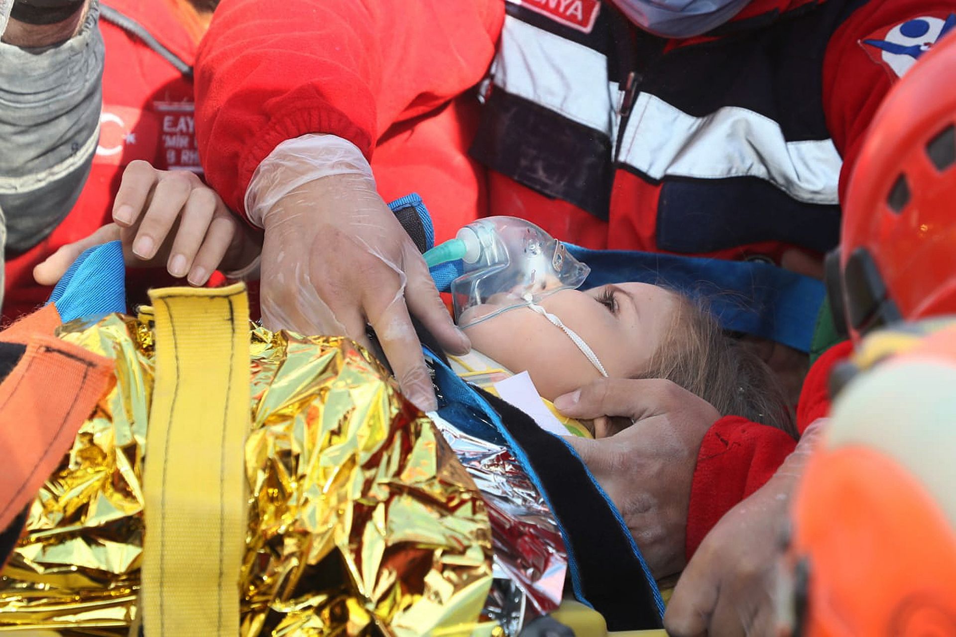 Тригодишно дете бе извадено живо от спасителите в Измир изпод руините на напълно разрушена сграда 91 часа след земетресението