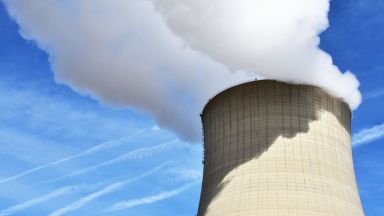 Германия "пенсионира" три от последните си шест атомни централи