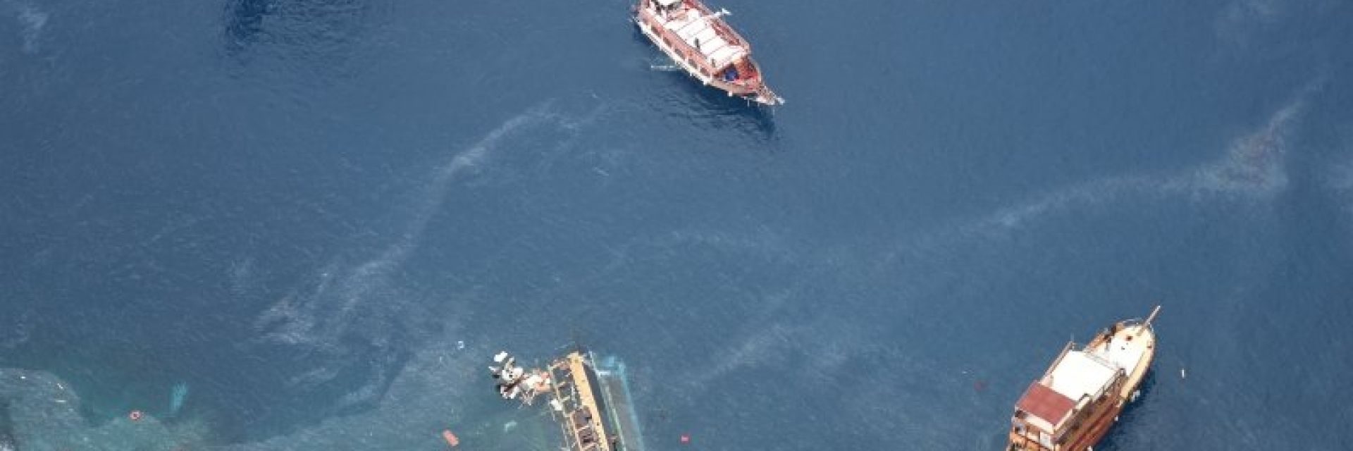 Корабче с десетки чужди туристи потъна в Анталия, руснак се удави (видео)