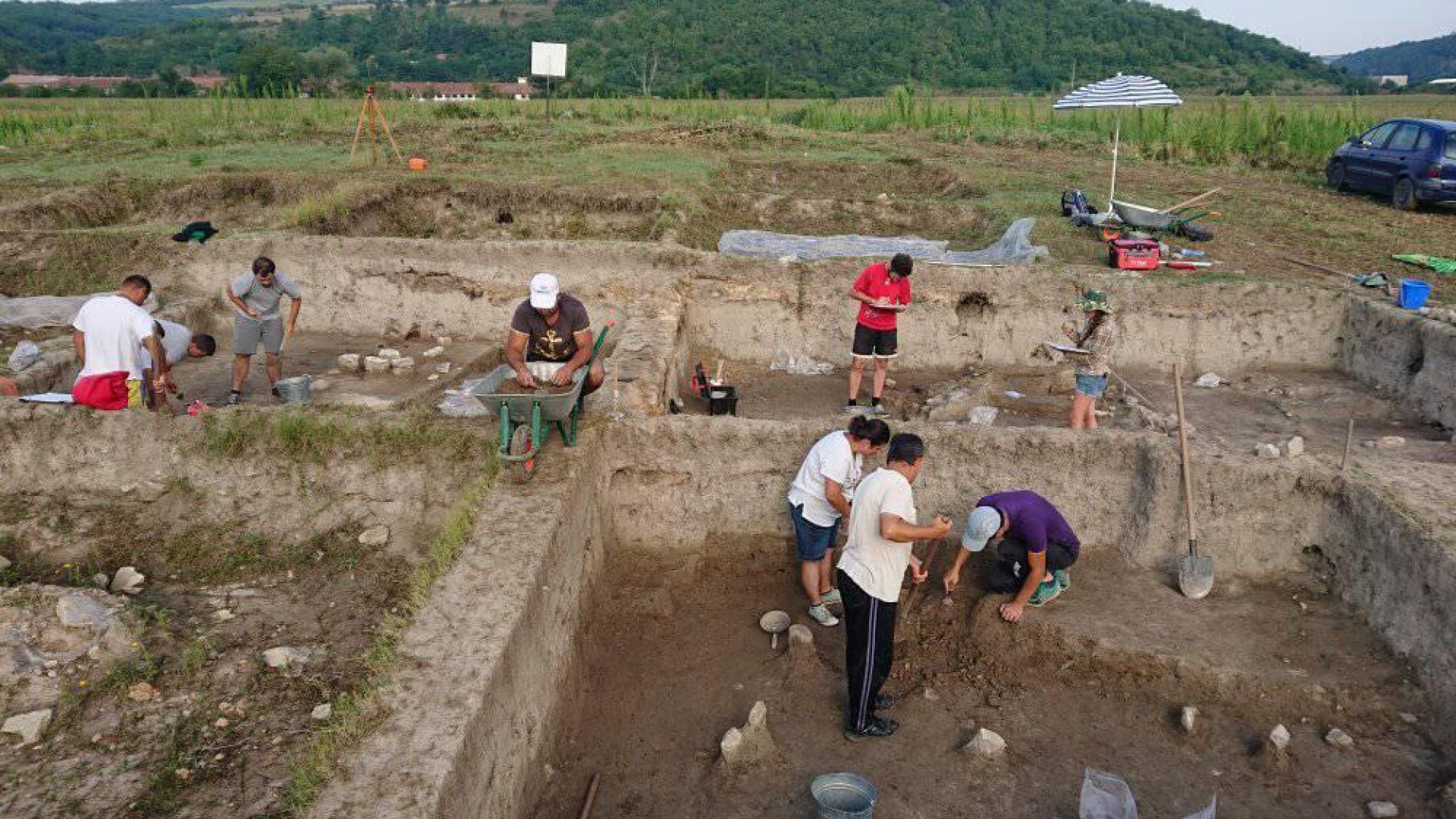 Откриха 57 находки в селищната могила край село Бъзовец