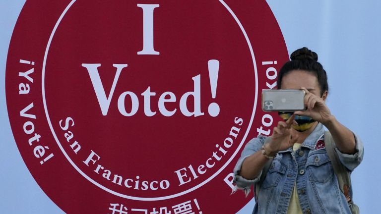Милиони американци гласуват днес, за да решат дали сегашният президент