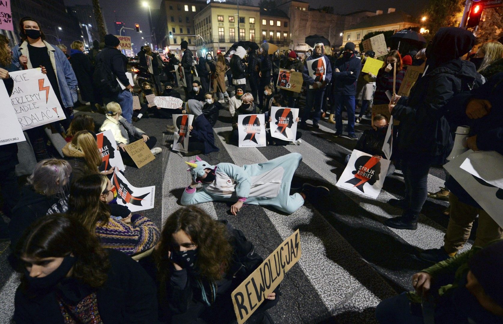 Протестиращи срещу решението на Конституционния съд за абортите блокират кръстовище в центъра на Варшава