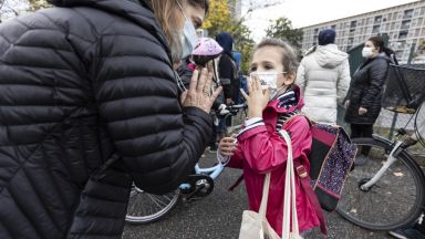 Френски полицаи от силите за борба с масовите безредици напръскаха