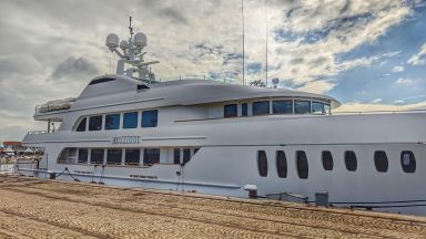 Плаващата под флага на Каймановите острови суперяхтата MUSTIQUE е в