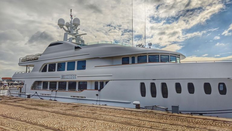 Плаващата под флага на Каймановите острови суперяхтата MUSTIQUE е в