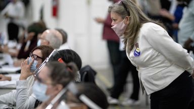 Потребителите в китайските социални медии следят изборния ден в САЩ