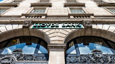 Британската банкова група "Лойдс" закрива стотици работни места